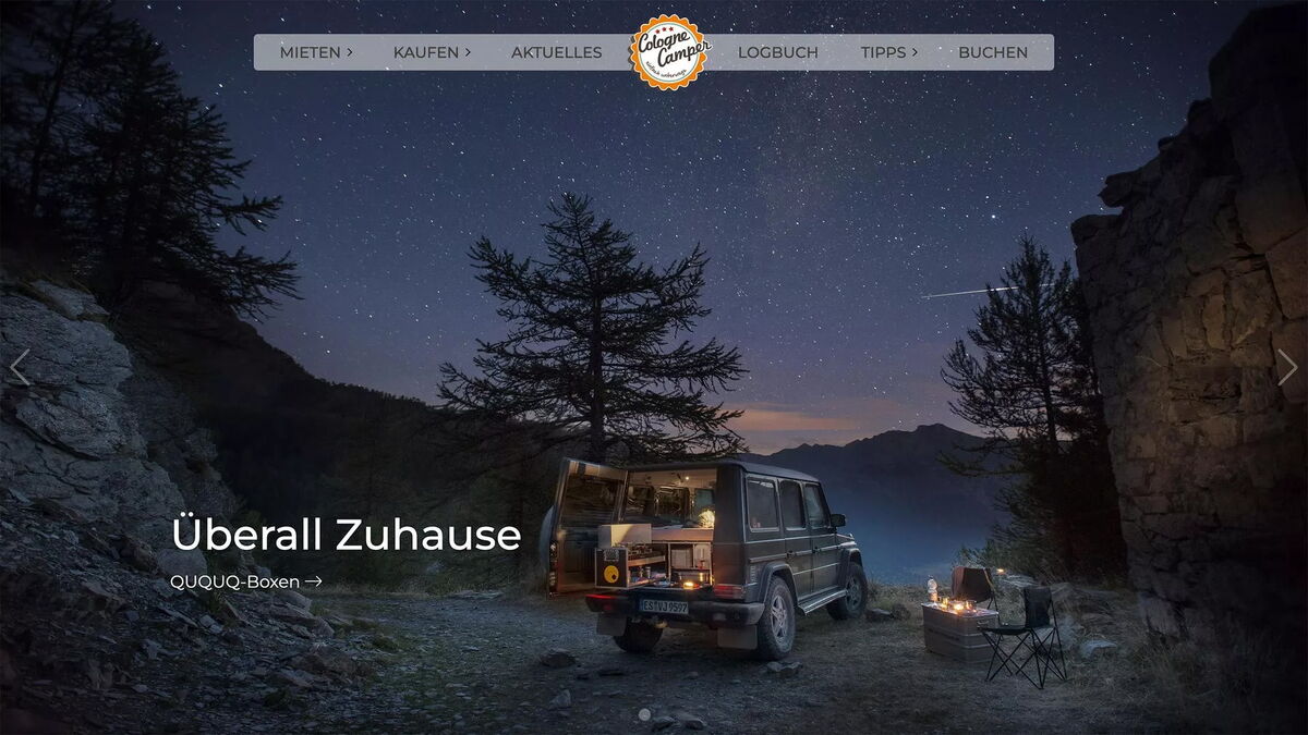 Startseite von colognecamper.com bei Nacht – Slider „Überall Zuhause“ mit QUQUQ-Campingbox unter dem Sternenhimmel